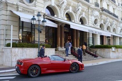 Principauté de Monaco, Monaco, Monte-Carlo, Ferrari garée devant l'Hotel de Paris