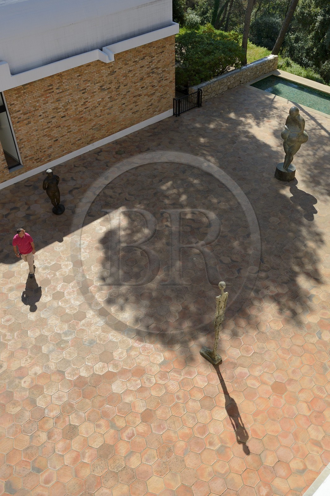 France, Alpes-Maritimes (06), Saint Paul de Vence, Fondation Maeght de l’architecte catalan Josep Lluis Sert, musée d'art contemporain, cour Giacometti, Femme debout II (1960) de Alberto Giacometti