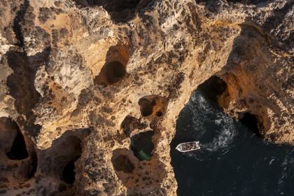 Portugal, Algarve, Lagos, découverte en bateau des grottes dans les falaises escarpées de la Ponta da Piedade (vue aérienne)