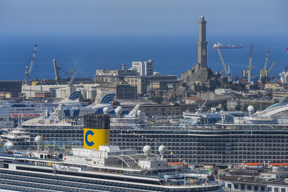 Italie, Ligurie, Gênes, le port de commerce et le terminal des passagers dominés par le phare de la Lanterna