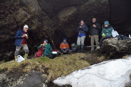 Italie, Sicile, Parc naturel régional de l’Etna, le Mont Etna, classé Patrimoine Mondial de l'UNESCO, randonneurs en bordure de la Valle del Bove, pause pique-nique