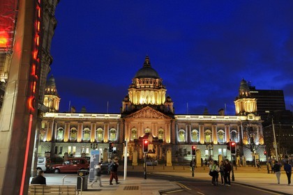 United Kingdom, Northern Ireland, Belfast, the City Hall on Donegall square and column of the memory of Titanic