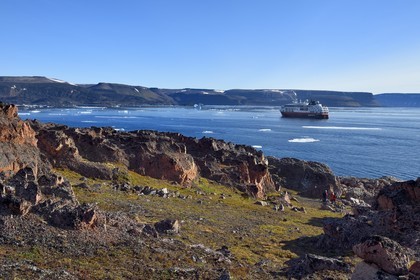 Groenland, cote Nord-Ouest, Smith sound au nord de la baie de Baffin, Inglefield Land, site de Etah dans le Foulke fjord, campement inuit aujourd'hui abandonné qui servit de base à plusieurs expéditions polaires, le bateau de croisière MS Fram de la compagnie Hurtigruten en arrière plan