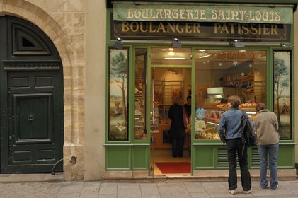 France, Paris, Ile Saint-Louis, bakery in Saint Louis en l'Ile street