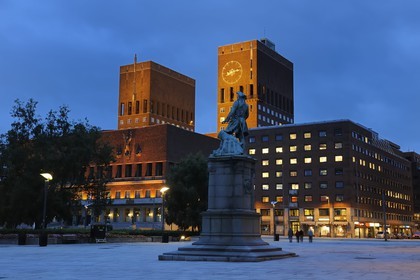 Norvège, Oslo, l'hôtel de Ville (Radhuset) et la statue du héros naval Peter Jansen Wessel alias Tordenskjold