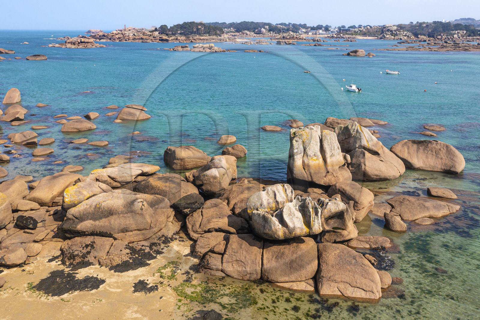 France, Côtes-d'Armor (22), Côte de Granit Rose, Trégastel, Ile Renote, le chaos granitique émerge de la plage à marée basse (vue aérienne)