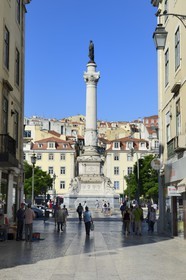Portugal, Lisbonne, quartier de Baixa pombalin, rue reliant la place de Dom Pedro IV à la place da Figuiera (aussi appelée Rossio), monument à Dom Pedro IV