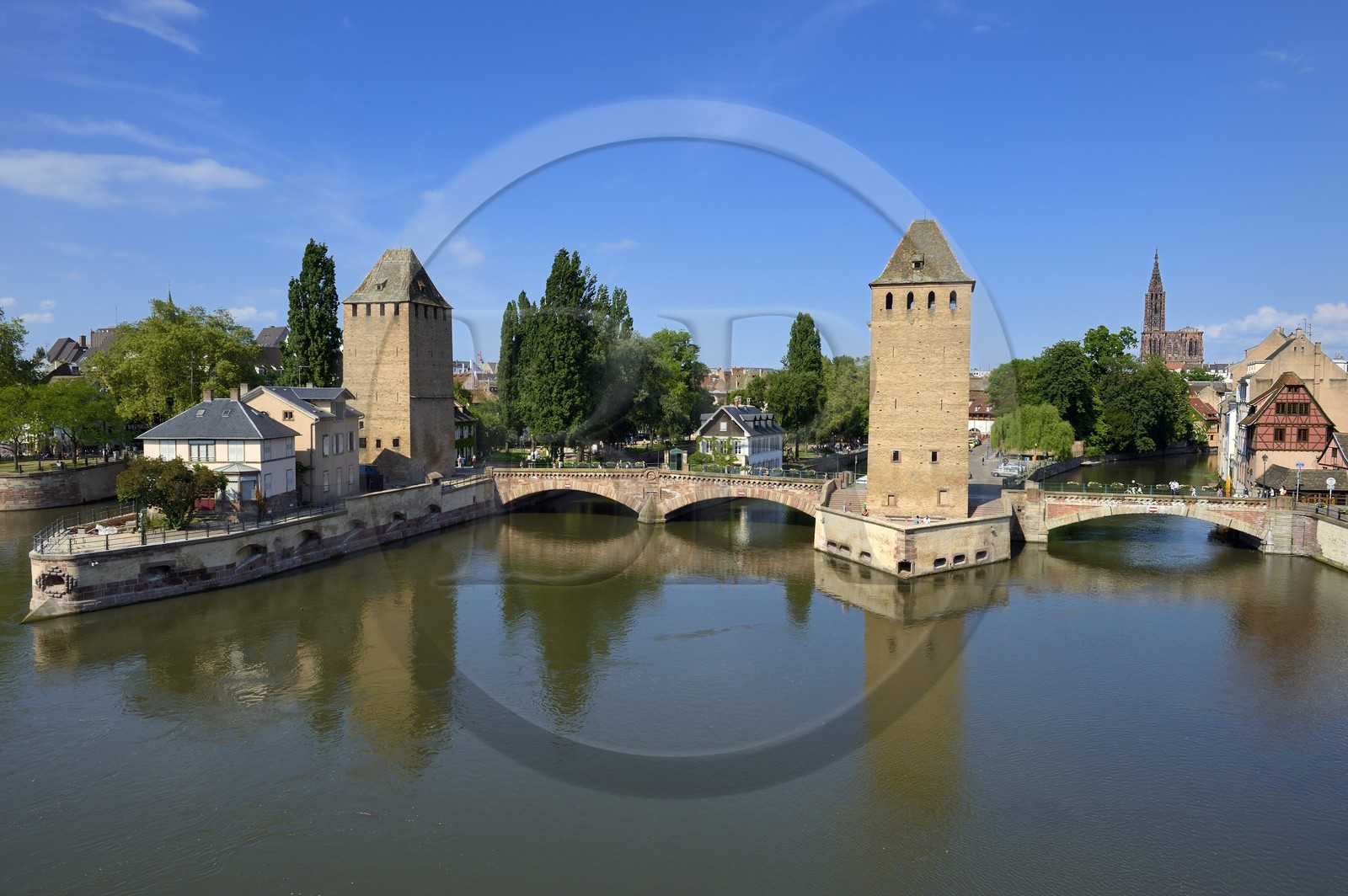 France, Bas Rhin (67), Strasbourg, vieille ville classée au Patrimoine Mondial de l'UNESCO, quartier de la Petite France, les Ponts Couverts et la cathédrale Notre Dame en arrière plan