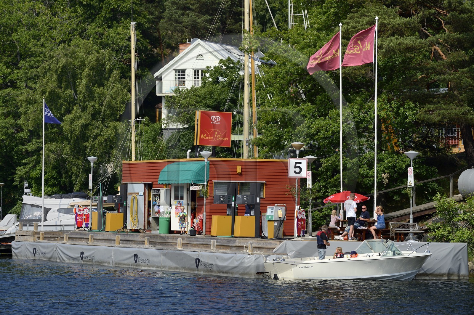 Suède, archipel de Stockholm, commune de Nacka, station à essence pour bateau