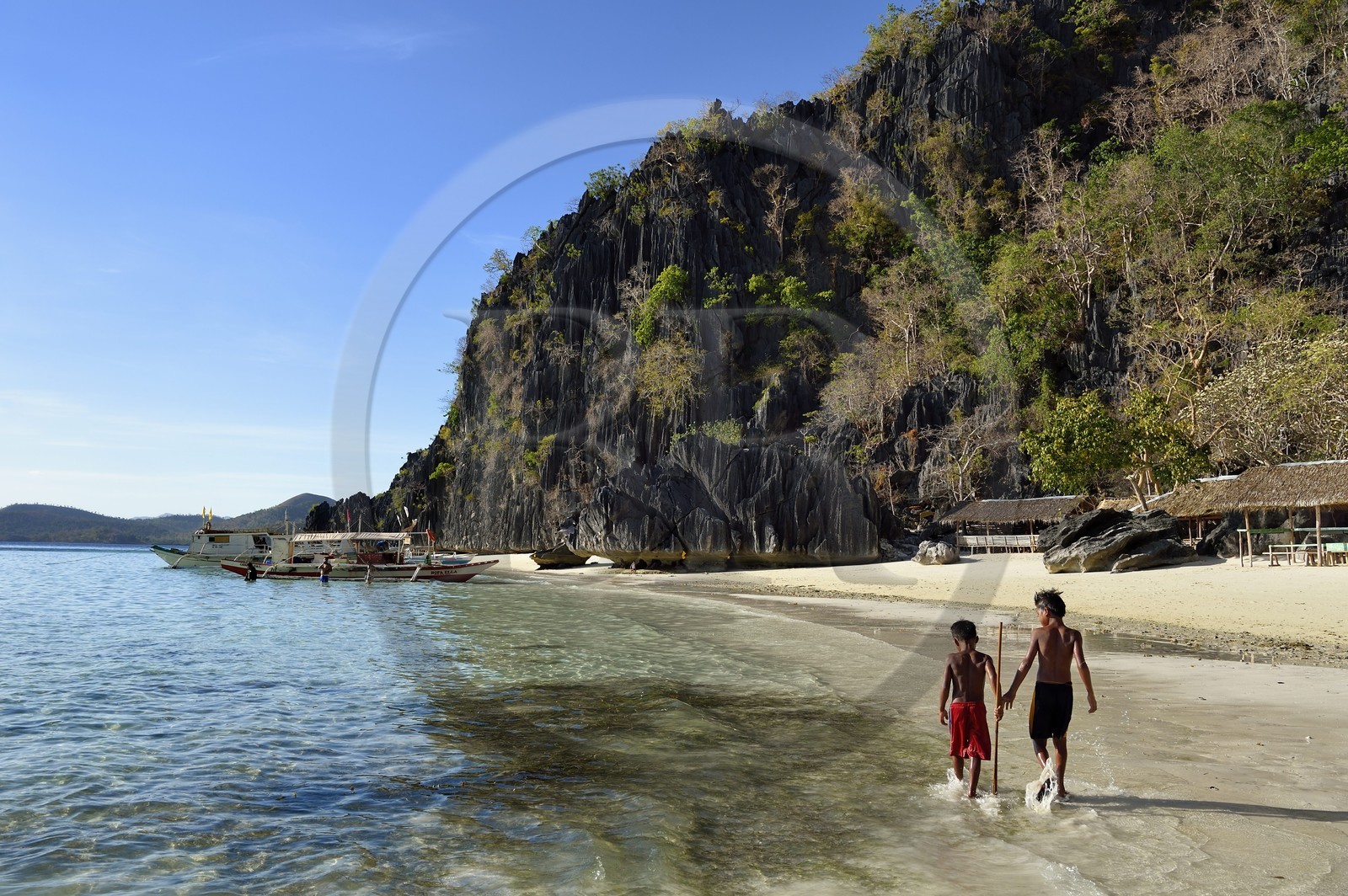 Philippines, Calamian Islands dans le nord de Palawan, Coron Island Natural Biotic Area, enfant sur Banul Beach
