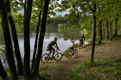France, Vendée (85), Mervent, cyclistes dans la forêt de Mervent où les eaux des rivières la Mère et la Vendée se rejoignent