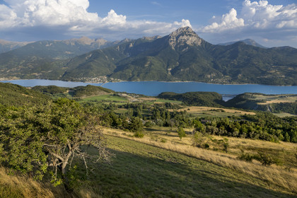France, Hautes Alpes (05), Saint-Apollinaire, panorama sur le lac de Serre-Ponçon et le sommet du Pic de Morgon (2324 m) en arrière-plan