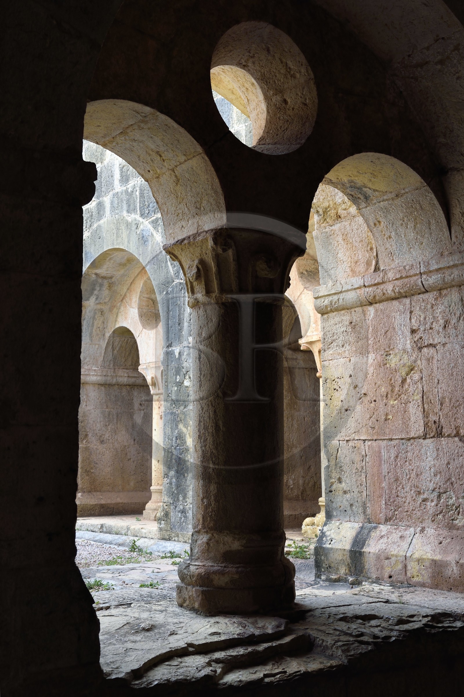 France, Var (83), Abbaye cistercienne du Thoronet, le cloitre, arcades géminées avec tympans percés d'un simple oculus