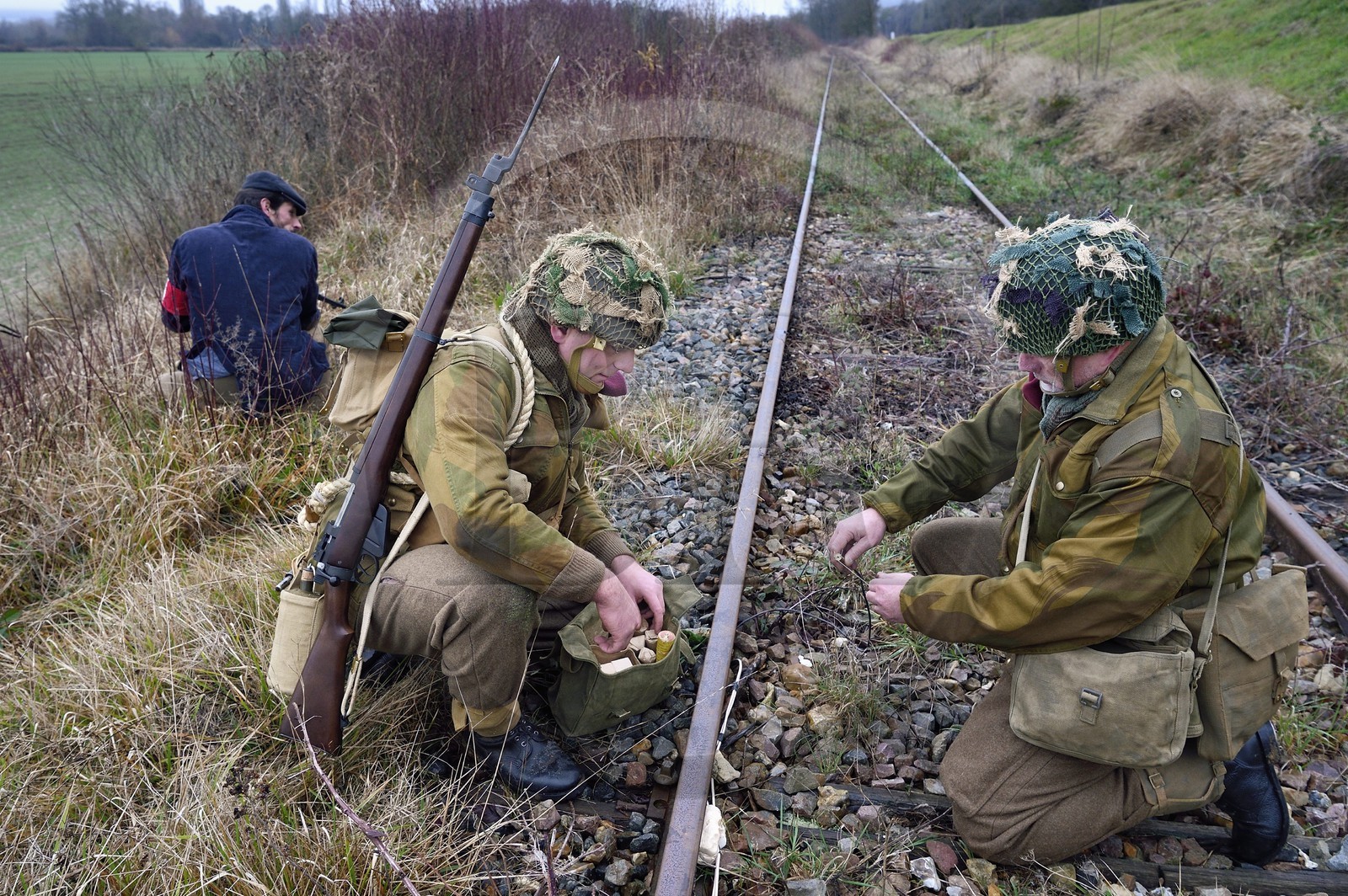 France, Eure (27), Cocherel, Allied Reconstitution Group (association de reconstitution historique de la 2éme Guerre Mondiale US et Maquis), reconstitueurs jouant le rôle de soldats britaniques s'apprétant à saboter une voie de chemin de fer à l'aide d'un explosif plastic sous la vigilance de maquisards des Forces françaises de l'intérieur (FFI)