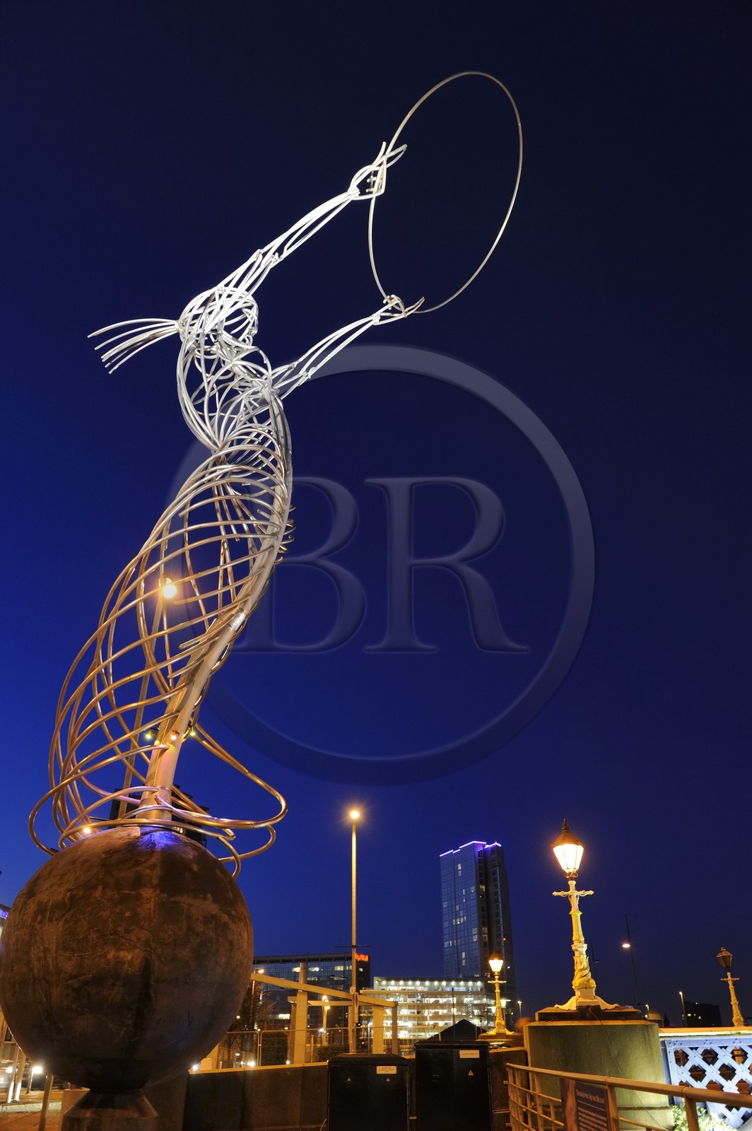 Royaume-Uni, Irlande du Nord, Belfast, le waterfront au bord de la rivière Lagan, Beacon of Hope (statue pour la Paix) est une sculpture en métal par Andy Scott de 19,5 mètres de haut construiet en 2007 à Thanksgiving Square et le plus haut gratte-ciel d'Irlande la Obel Tower en arrière plan