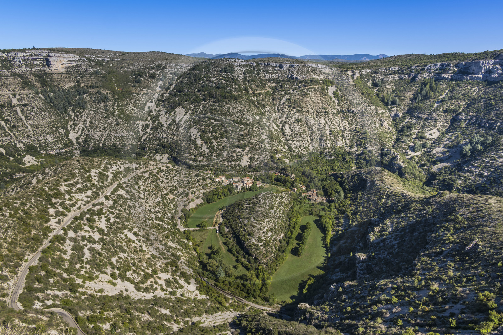 France, Hérault (34), les Causses et les Cévennes, paysage culturel de l'agro-pastoralisme méditerranéen inscrit au Patrimoine Mondial de l'UNESCO, Saint-Maurice-Navacelles, le Cirque de Navacelles, le rocher de la Vierge est entouré par un bras mort de la rivière La Vis