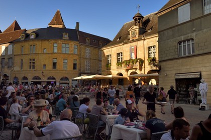 France, Dordogne, Perigord Noir, Dordogne valley, Sarlat la Caneda, old town, Place de la Liberte and the town hall