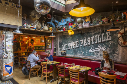 France, Loire-Atlantique (44), banlieue de Nantes, Rezé, quartier Trentemoult, le Café du Port sur le quai Robert Surcouf