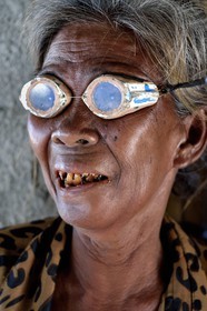 Philippines, Calamian Islands dans le nord de Palawan, Uson Island dans la baie de Coron, village de Barangay Lajala, la plongeuse-cueilleuse d'algues Lilia Magahon 62 ans du groupe ethnique des Tagbanua