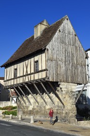 France, Dordogne (24), Périgord Blanc, Périgueux, le Vieux Moulin, maison à colombage nommée eschif de Creyssac ou loge du Guet datant du XIVe siècle