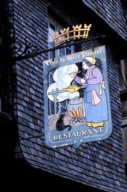 France, Côtes-d'Armor (22), Dinan, enseigne de restaurant