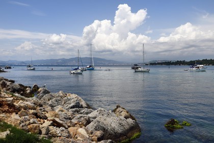 France, Alpes-Maritimes (06), Cannes, le bras de mer entre les deux Iles de Lérins, les Iles de Saint-Honorat et Sainte-Marguerite