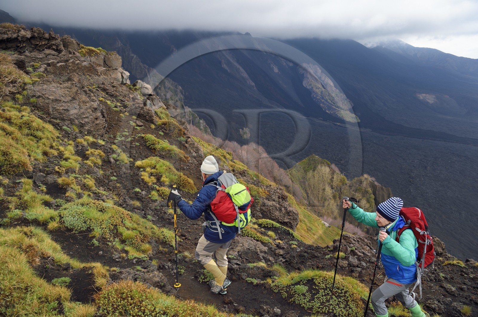 Italie, Sicile, Parc naturel régional de l’Etna, le Mont Etna, classé Patrimoine Mondial de l'UNESCO, randonneurs en bordure de la Valle del Bove qui correspond à un effondrement d’une des parois de l’Etna créant un champ de roches volcaniques de 7 km par 6 km
