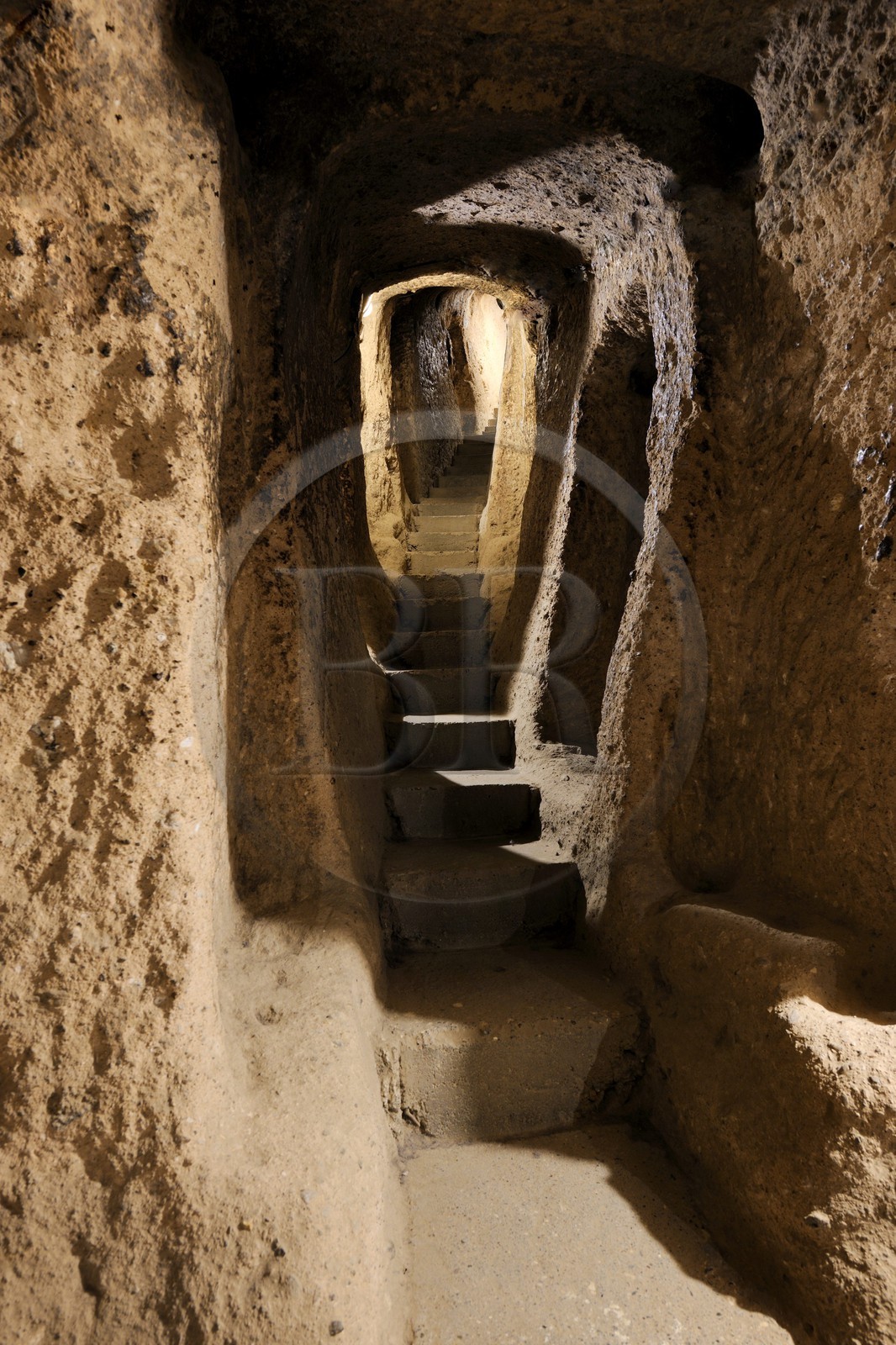 Turquie, Anatolie Centrale, province de Nevsehir, Cappadoce classée Patrimoine Mondial de l'UNESCO, ville sousterraine de Kaymakli de huit niveaux, escalier reliant les niveaux