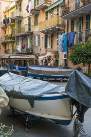 Italie, Ligurie, Cinque Terre, parc national des Cinque Terre classé Patrimoine Mondial de l'UNESCO, village de Manarola, les barques de pêche sont montées jusqu'à la rue principale par manque d'espace libre
