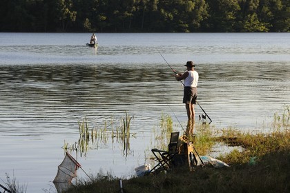 France, Nièvre (58), lac de Pannecière, pêche à la ligne en soirée