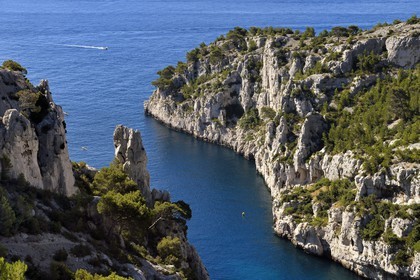 France, Bouches-du-Rhône (13), Marseille, Parc national des Calanques, Calanque d'En-Vauet au centre le rocher appelé le Doigt de Dieu (demande d'autorisation nécessaire avant publication)