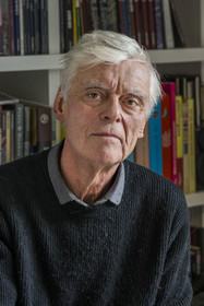 France, Paris (75), le dessinateur et auteur de bande-dessinée François Schuiten dans son atelier parisien