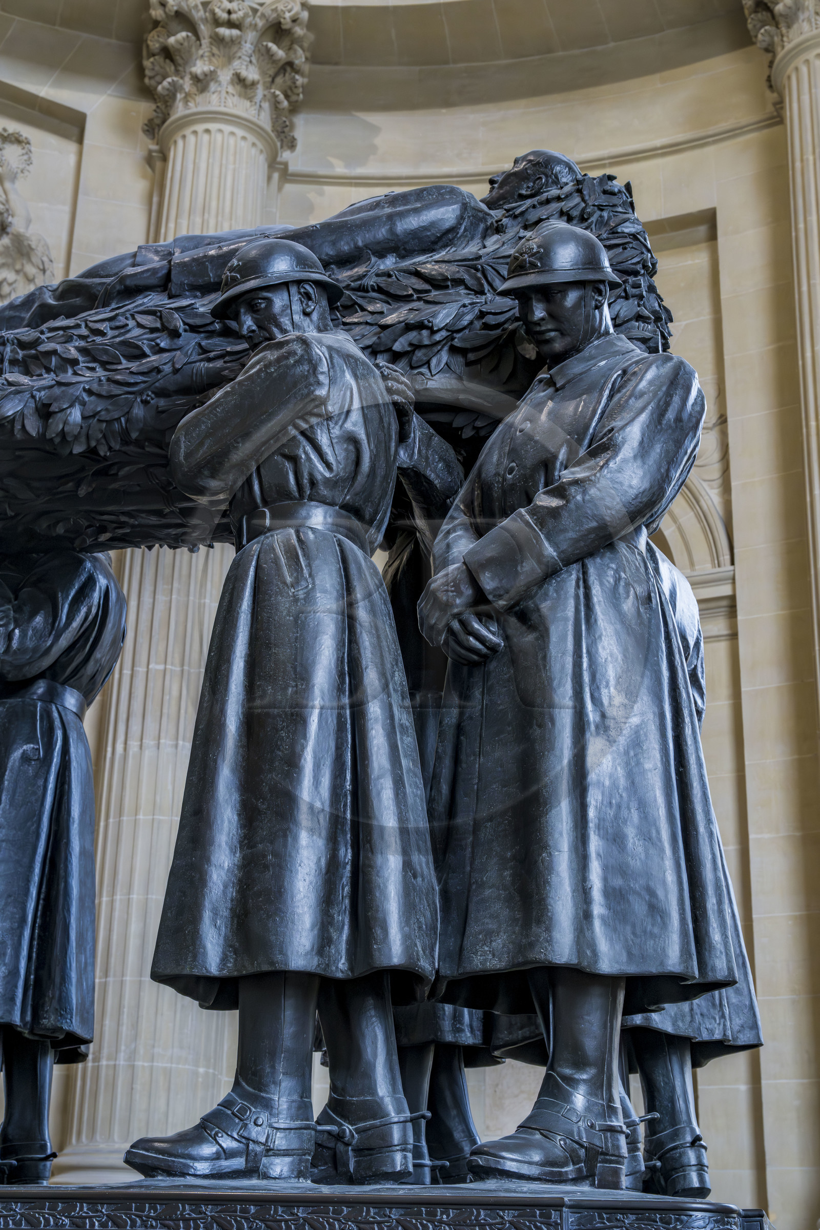 France, Paris (75), Hotel des Invalides, la cathédrale Saint-Louis-des-Invalides, le panthéon militaire, le dôme des Invalides, tombeau en bronze du Marechal de France Ferdinand Foch dans la chapelle Saint-Ambroise, groupe de soldats portant symboliquement le corps du maréchal Foch, œuvre du sculpteur Paul Landowski