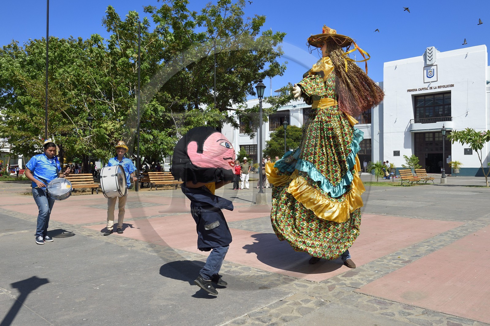 Nicaragua, Leon, la Gigantona sur la place centrale, danse traditionnelle de poupées marionnettes représentant un homme d'origine amérindienne (petit) avec une femme d'origine espagnole (géante) pour se moquer des espagnols qui se mettaient souvent en couple avec des femmes indigènes