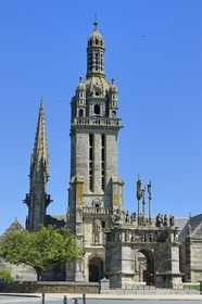France, Finistère (29), Pleyben, l'église et le calvaire dans l'enclos paroissial