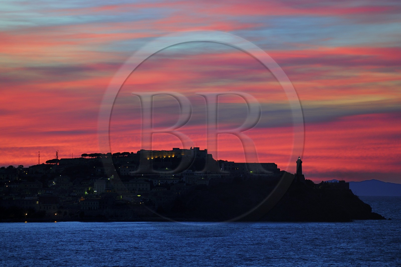Italie, Toscane, Ile d’Elbe, phare de Portoferraio au coucher de soleil