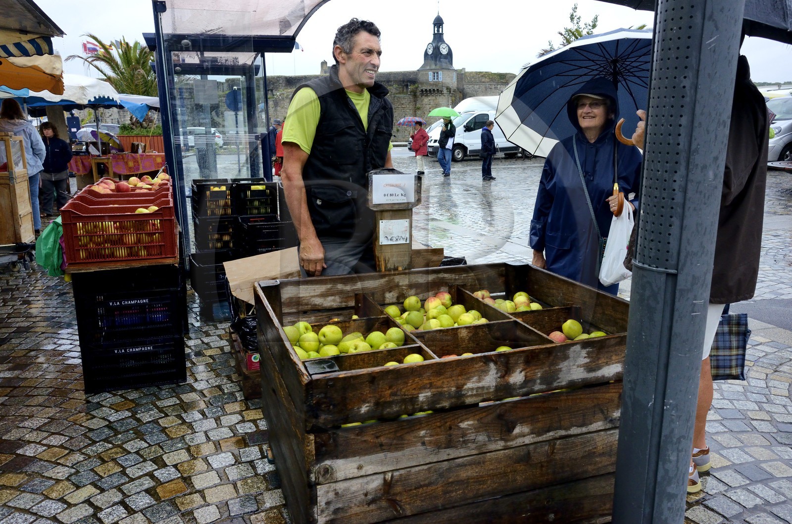 France, Finistère (29), le marché, l'étal du vendeur de pommes