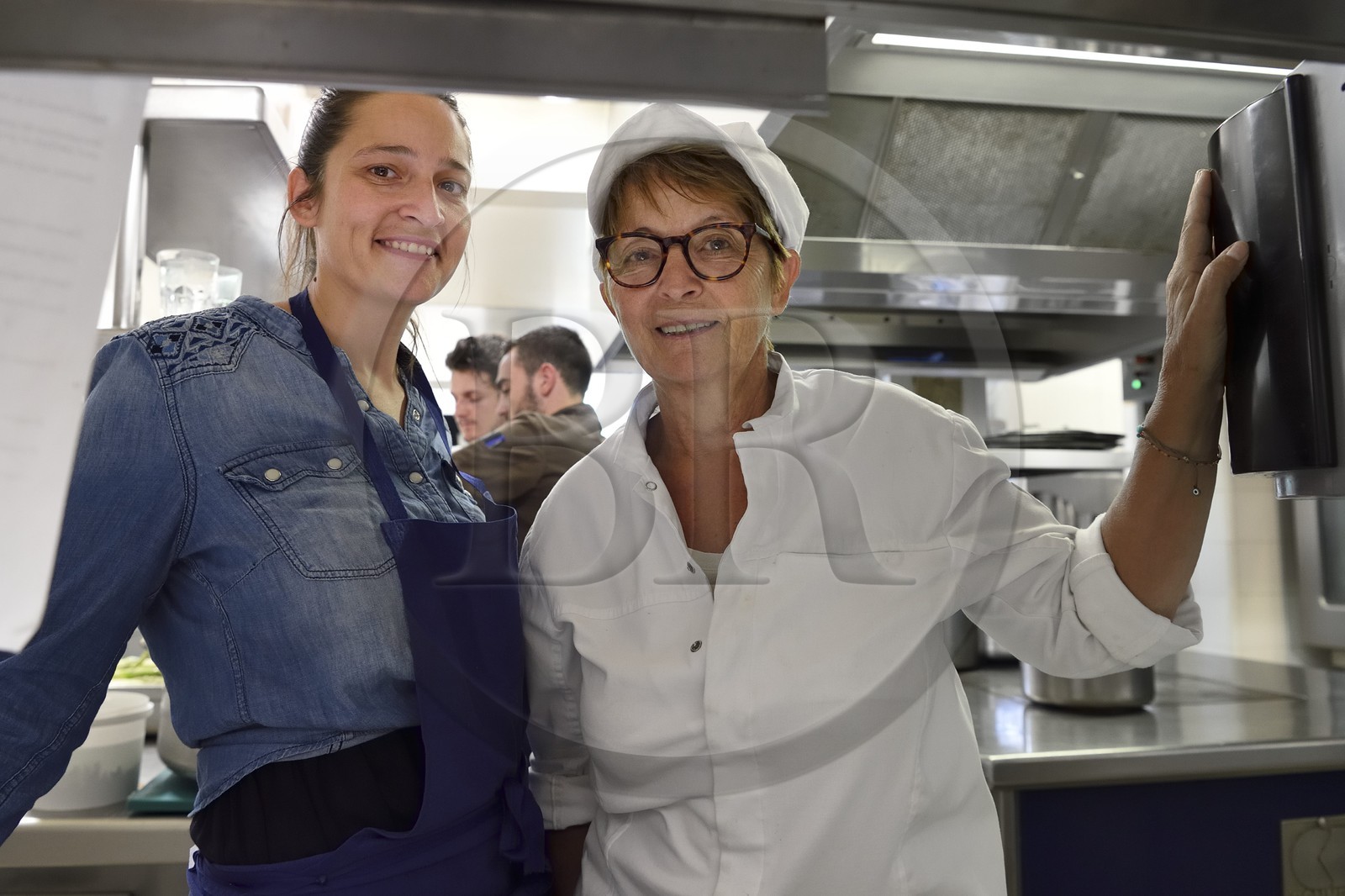 France, Vaucluse (84), Parc Naturel Regional du Luberon, Cadenet (Lourmarin), Auberge La Fenière 1 étoile Michelin, la chef étoilée Reine Sammut et sa fille Nadia