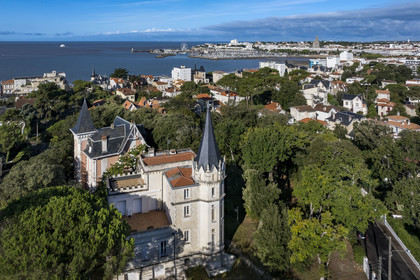 France, Charente-Maritime, Royan, villa in the residential area The Parc Oasis, Villa Le Nid d’Aigle (around 1890), the port and the heart of the city in the background