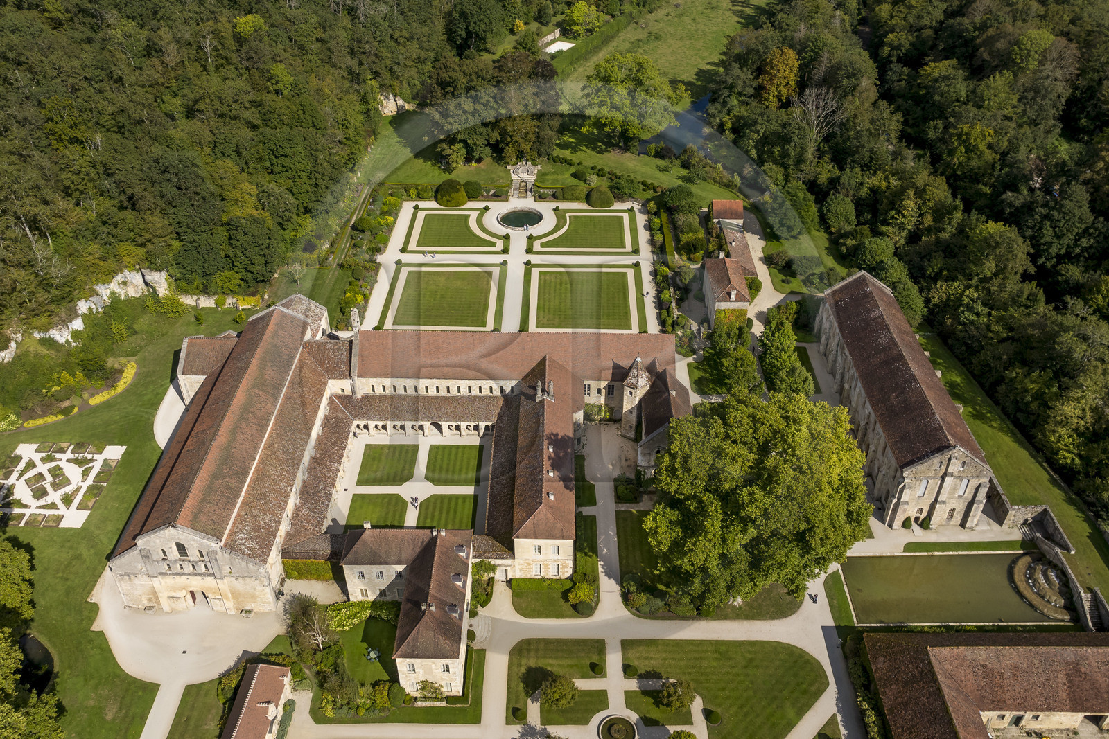 France, Côte-d'Or (21), Marmagne, l'abbaye cistercienne de Fontenay fondée en 1118, classée au Patrimoine Mondial de l'UNESCO (vue aérienne)