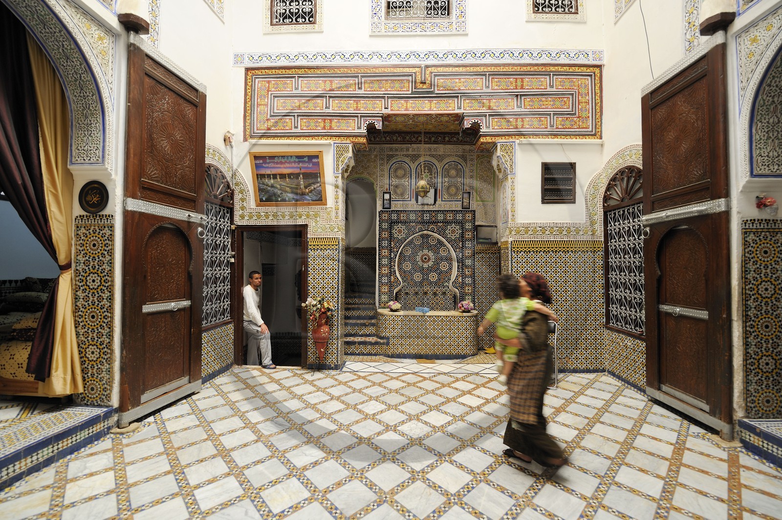 Maroc, Moyen Atlas, Fès, ville impériale, médina classée Patrimoine Mondial de l'UNESCO, Fès el Bali, intérieur du riad familial Lalla Fatéma qui fait chambres d'hôtes