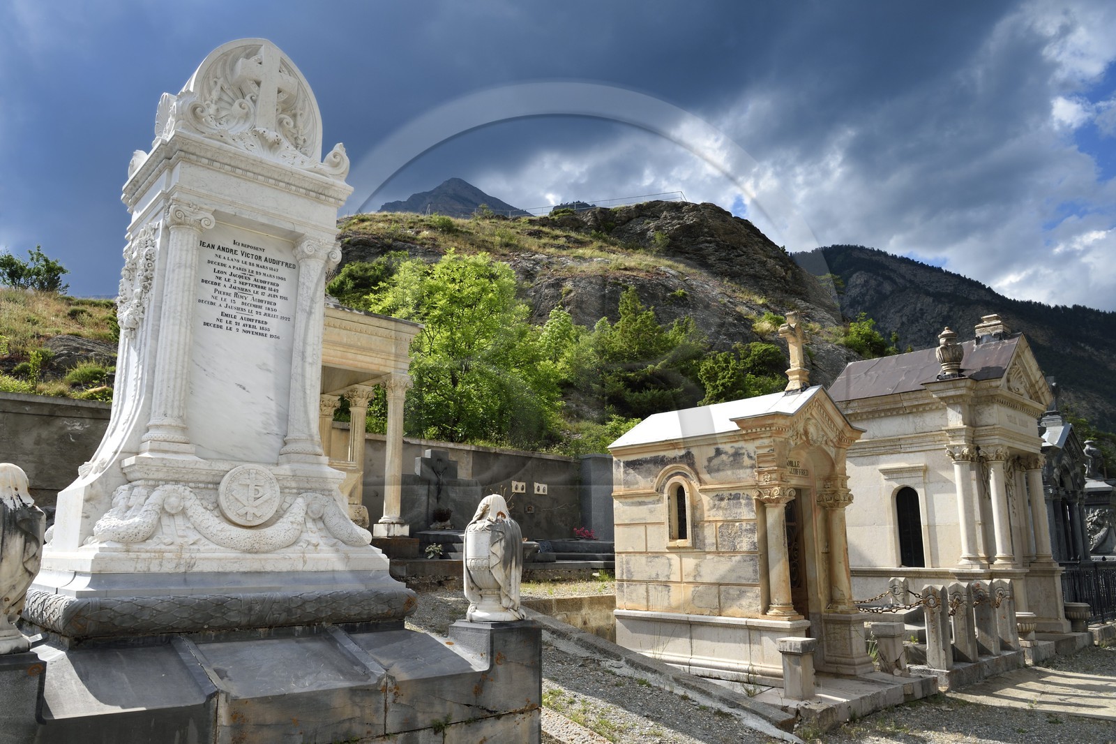 France, Alpes-de-Haute-Provence (04), vallée de l'Ubaye, le cimetière de Jausiers, tombe des quatre frères Audiffred, anciens négociants et propriétaires du magasin Al Puerto de Liverpool à Morelia au Mexique