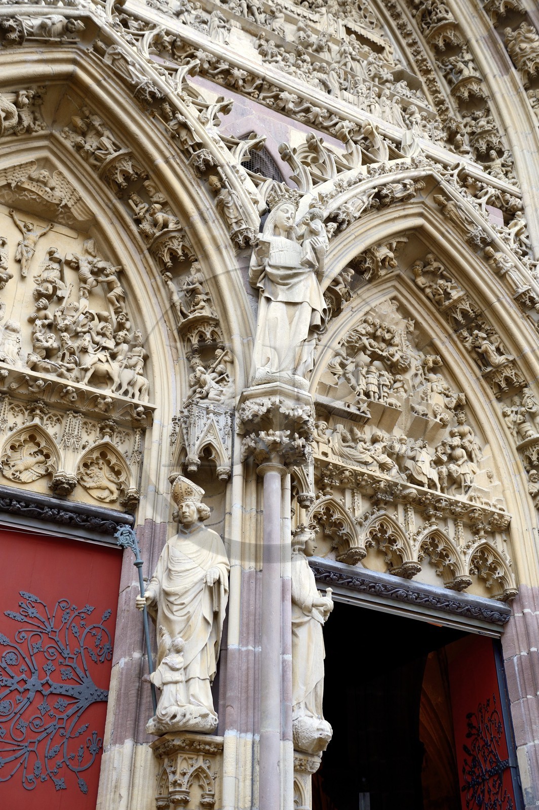 France, Haut-Rhin (68), Thann, la collégiale Saint-Thiebaut, le portail principal