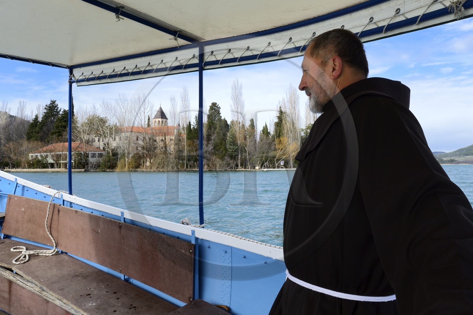 Croatie, Dalmatie, Parc national de Krka où la rivière Krka devient le lac de Visovac, monastère franciscain de l’îlot Visovac, Frère Stojan Croatie, Dalmatie, Parc national de Krka où la rivière Krka devient le lac de Visovac, monastère franciscain de l’îlot Visovac, Frère Stojan