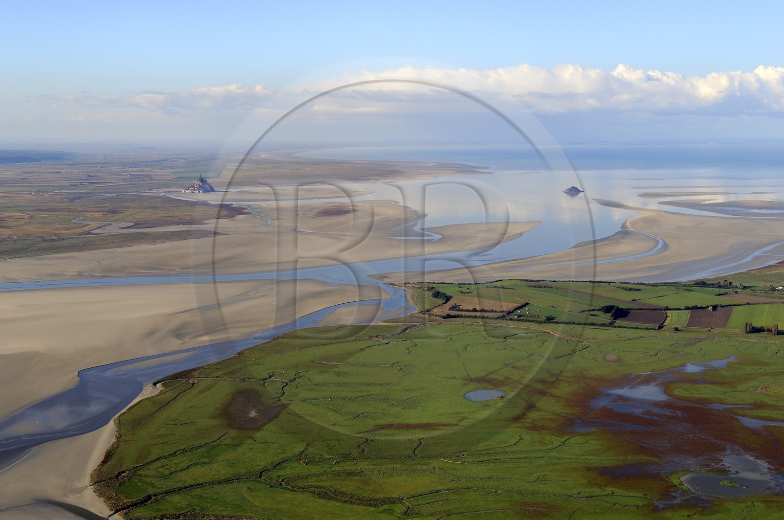 France, Manche (50), Baie du Mont-Saint-Michel, classée Patrimoine Mondial de l'UNESCO, le Mont-Saint-Michel et Ile de Tombelaine à marée basse, l'embouchure de la rivière Sée et Sélune en premier plan (vue aérienne)