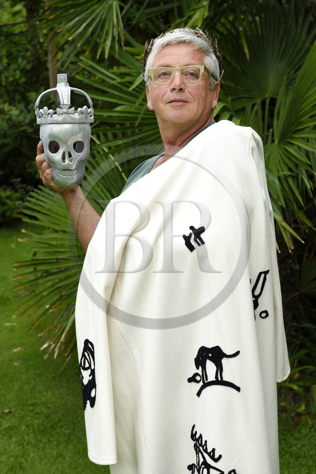 France, Finistère (29), Lannilis, Prat Ar Coum, l'artiste peintre Loic Madec dans son jardin