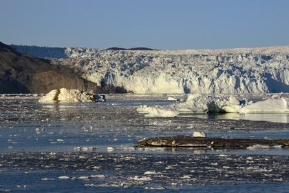 Groenland, cote ouest, baie de Disko, baie de Quervain, le glacier Eqip Sermia (glacier Eqi) s'étale sur 4 km et s'élève jusqu'à 50 mètres de hauteur
