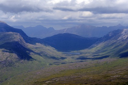 Royaume-Uni, Ecosse, Highland, Loch Coire Fionnaraich et les montagnes du Wester Ross (vue aérienne)
