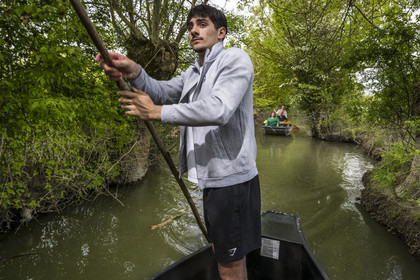France, Vendée (85), Parc Interrégional du Marais Poitevin labellisé Grand Site de France, Maillezais, le batelier Mathis Babin armé de sa pigouille (perche en bois) pousse sa barque dans les conches sur les affluents de l'Autise