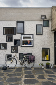 France, Loire-Atlantique (44), banlieue de Nantes, Rezé, la Maison Radieuse par l'architecte Le Corbusier, l'école maternelle installée sur le toit-terrasse et sa directrice Carla Godard
